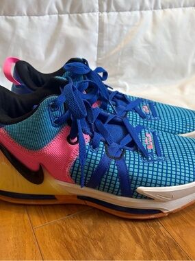 Nike LeBron Witness 7 Basketball Shoes Men’s 9 Blue Pink Multicolor